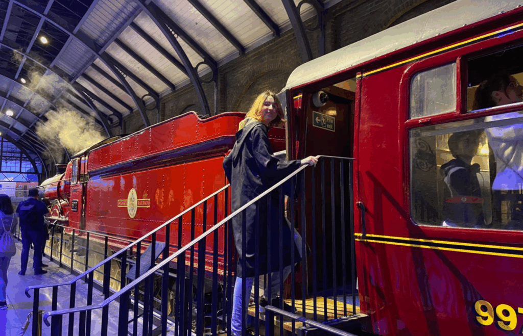 Lola, en visite aux Studios Harry Potter