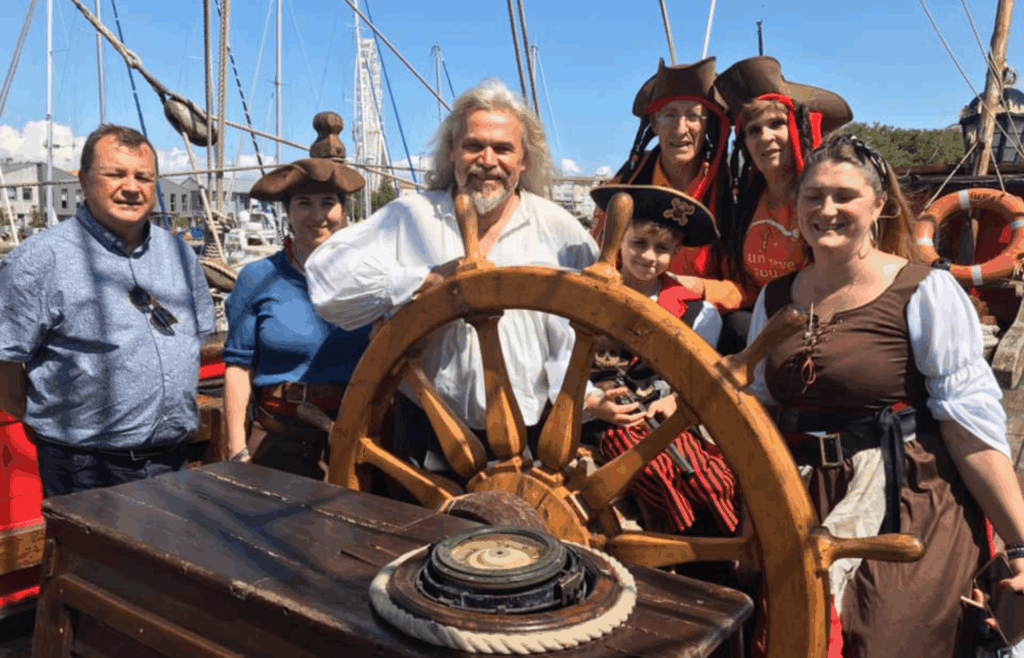 Romain et le bateau pirate