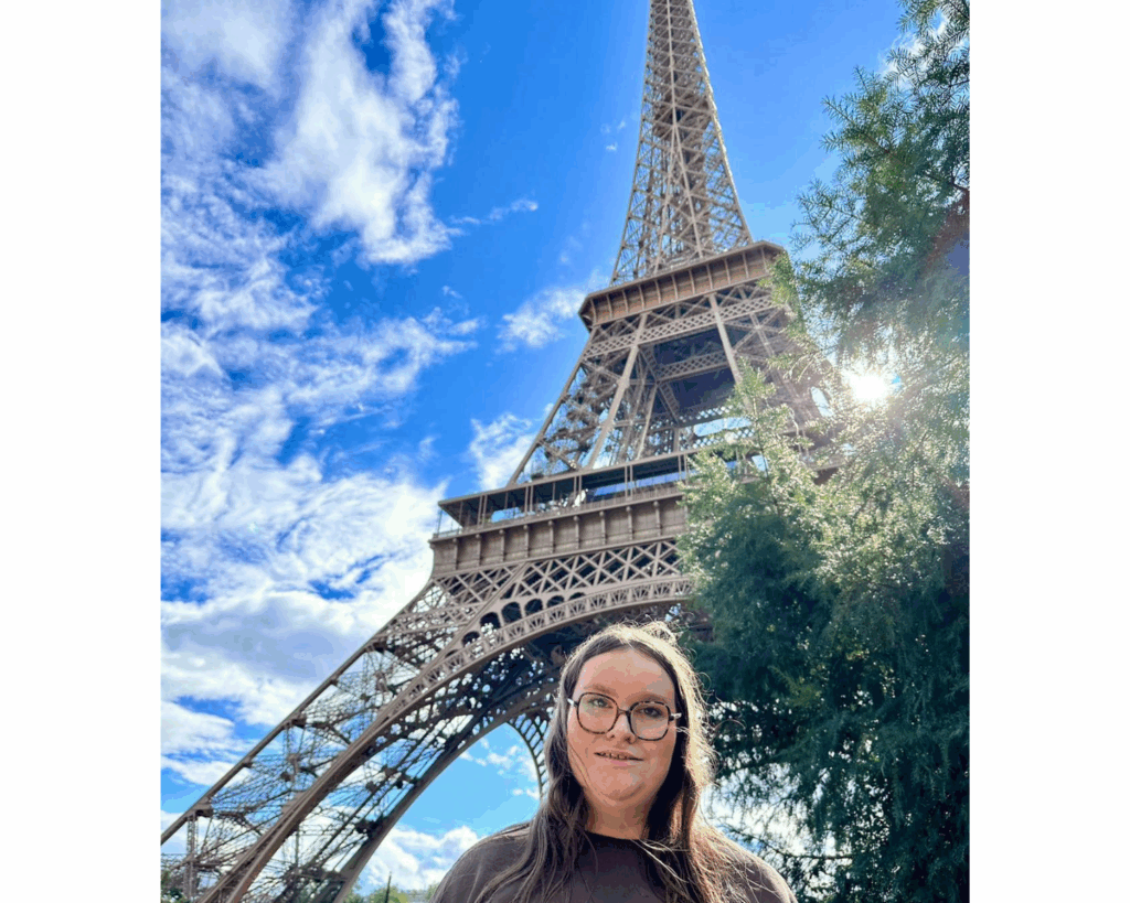 Elsa visite la Tour Eiffel