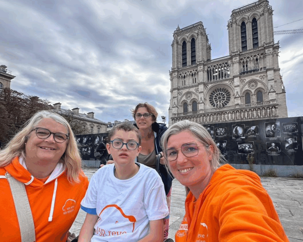 Lucian visite la Tour Eiffel